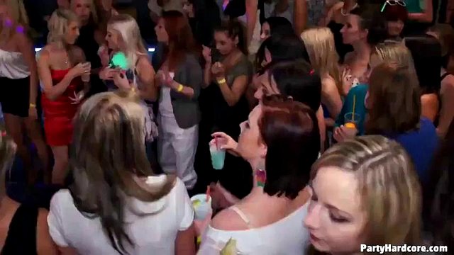 PARTY HARDCORE 76 (INCOMPLETA): Grandes tetas, gran culo y mamada porno