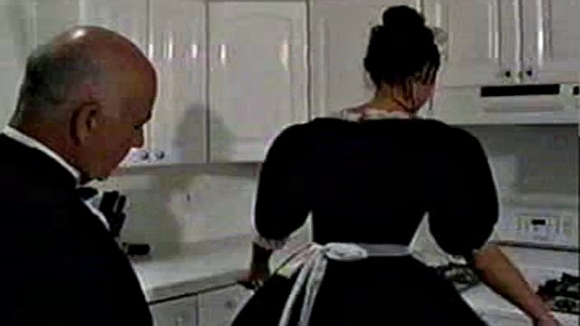 Ajx, der alte Butler und das Dienstmädchen erfreuen die Dame
