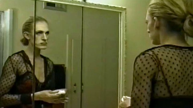 Crossdresser che si toglie il trucco e il vestito