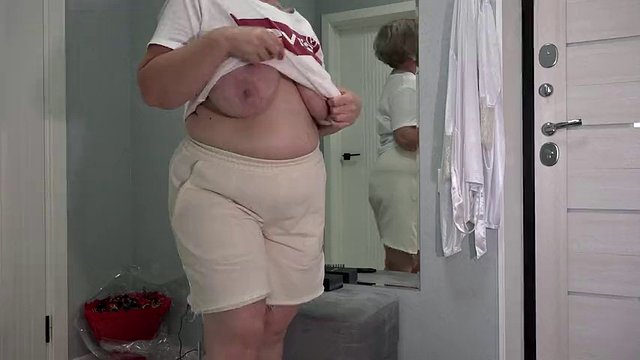 Milf con curvas llegó a casa con un juguete sexual anal en su gran culo. Placer anal durante todo el día. PAWG y coño peludo