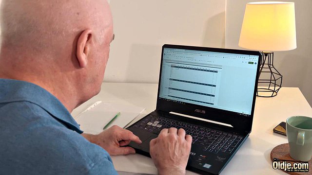 Kouření dospívajících vede k domácímu sexu s výstřikem s Lili Charmelle