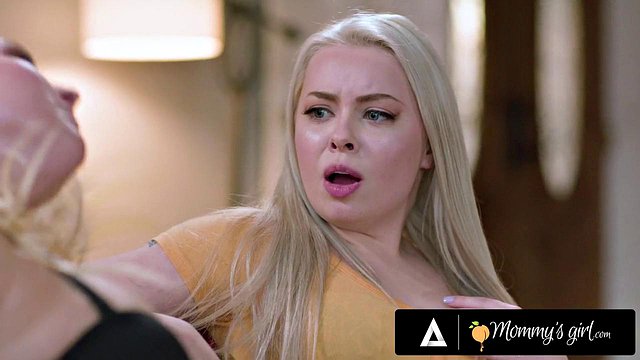 Lésbica MILF Christie Stevens, uma viciada em sexo que anseia por foder a adolescente Haley Spades sem parar