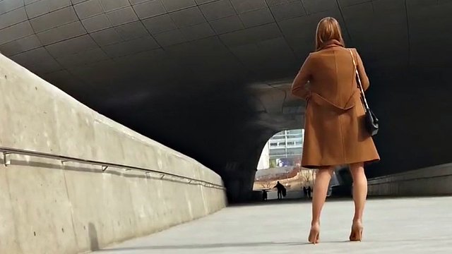 Braunes Minikleid und High Heels – Die Schönheit des Crossdressings