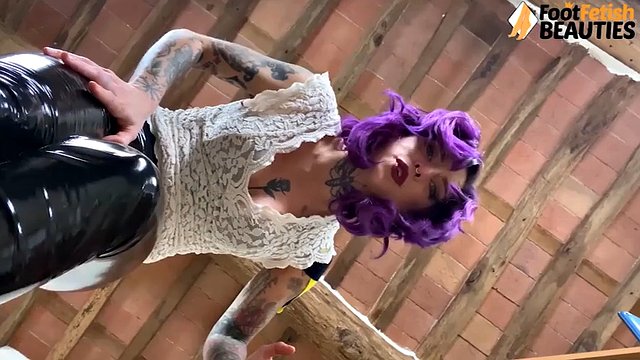Giantess punishes her boss with her feet after a magic spell