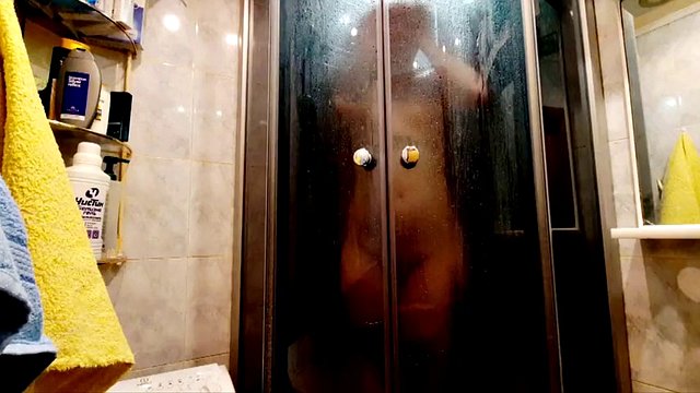 Nude Dominatrix prend une douche. Vous avez la possibilité d'espionner votre maîtresse bien-aimée en train de prendre une douche