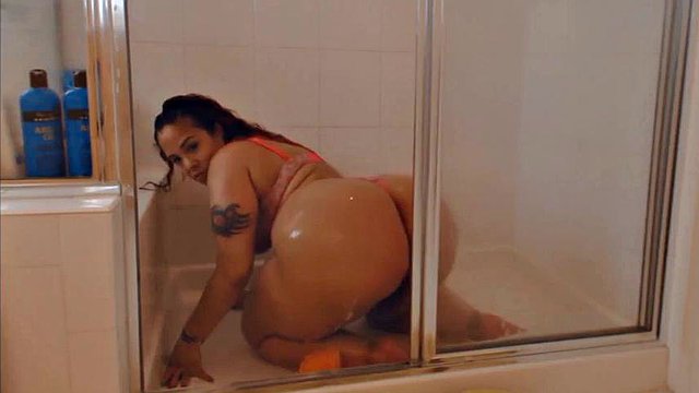 scarlett shower