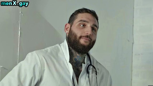 Dottore virile e tatuato scopa un paziente asiatico dopo aver sditalinato il culo