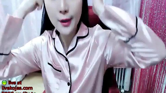 Pequeña camgirl coreana se folla su bonito coño: tetas grandes, porno amateur y nena