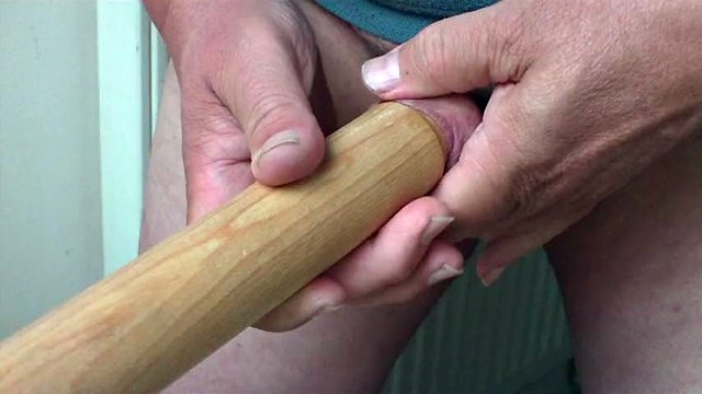 Pisse avec rouleau à roulettes dans le prépuce