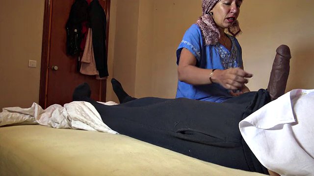 Une femme de ménage algérienne est choquée lorsque le rappeur français montre sa grosse bite noire
