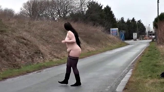 Zorra gorda y fea paseando desnuda por la vía pública