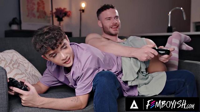 FEMBOYISH - Gamer Fem Twink Sam Ledger erter kjæresten Marcus McNeil for å distrahere ham fra å vinne