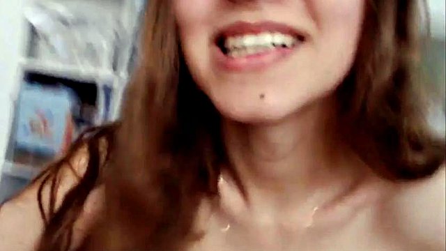 Camgirl mit geschwollenen Brustwarzen hat ein unordentliches Ende