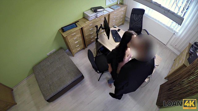 ブルネットはタトゥー ショップで現金を稼ぎ、創造力を発揮する