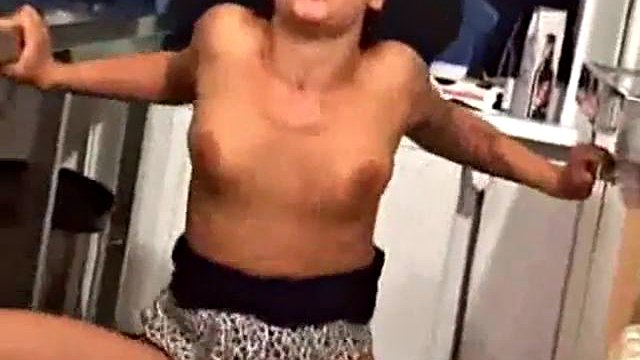 Bruna tatuata dai capelli corti scopa adorabile: pompino, cowgirl e porno missionario