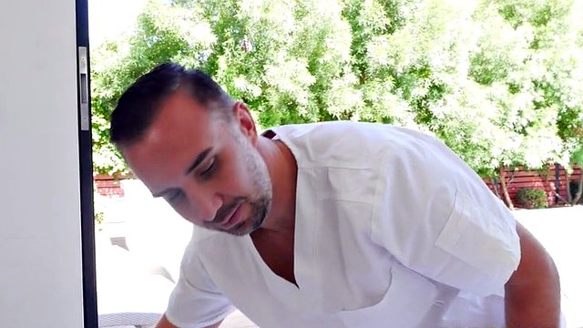 brandi love riceve il massaggio sexy da keiran lee