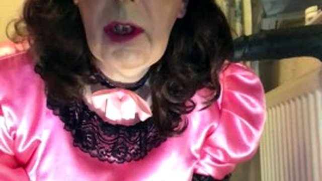 Humillada sissy rosa sirvienta chupapollas grabada