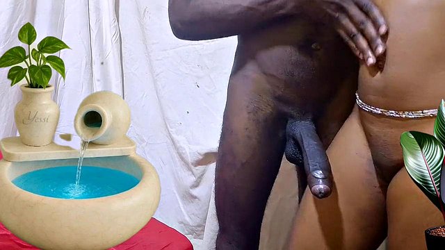 Dicks3x oholí svůj velký penis dohladka pomocí Salon Machine