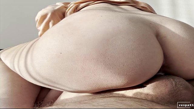 Il giro sul grande bottino di VespaXXS innesca un creampie nella figa latina