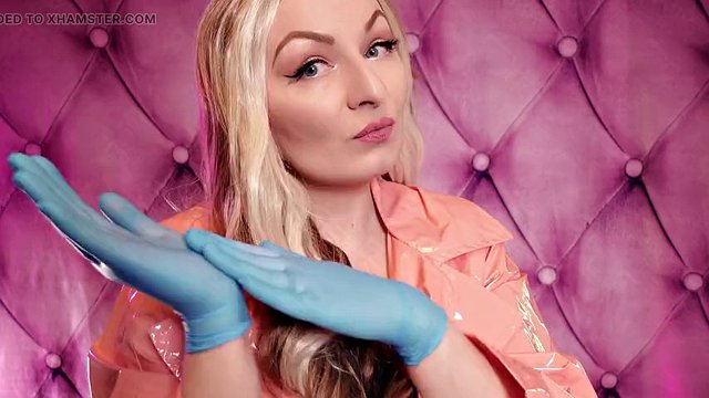 ASMR: mavi nitril eldiven fetiş - sıcak sondaj - pembe PVC ceketli MILF (Arya Grander)