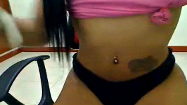 Shemale sexy teenager showing her nice body on cam