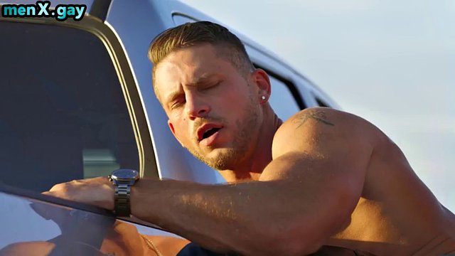 Gay musclé doggystyled à l'extérieur dans le cul par sale bâtard
