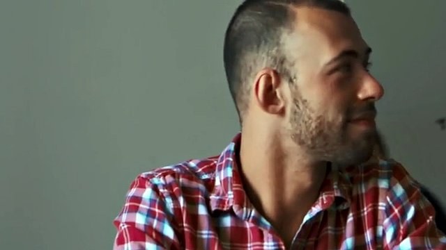 Salope bisexuelle rousse attache un mec en trio après une gorge profonde