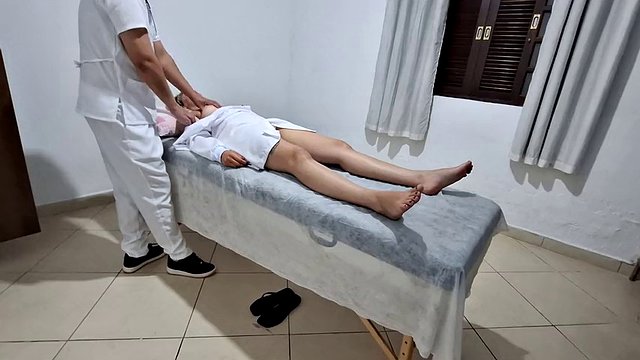 Le médecin effectue plusieurs examens sur le cul et la chatte de la patiente avant de lui manger le cul