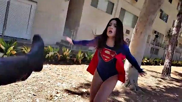 Supergirl beats up Batgirl