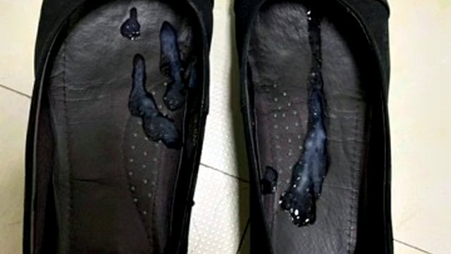 sperma sulle scarpe