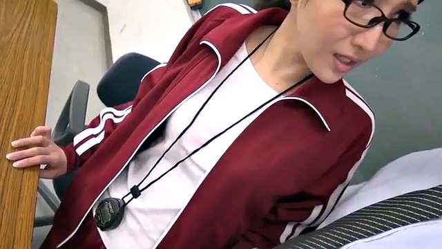 Maestra japonesa monta polla en clase en pareja erótica
