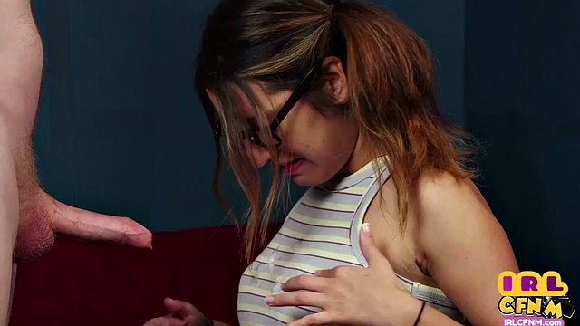 CFNM Amateur 21yo mit Brille lutscht Schwanz bis zum Abspritzen