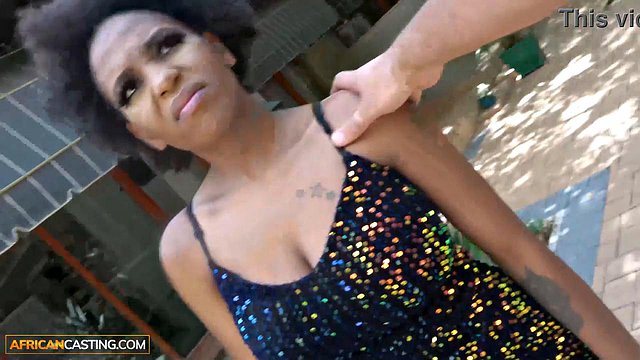 Une MILF ébène s'empale sur une énorme BBC lors d'un casting en POV