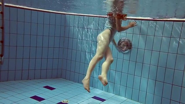 seductive libuse takes a swimsuit to show her nude body underwater