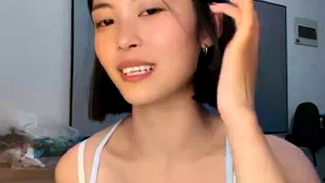 Newcomer! Sister Yu goes into the sea! So coquettish and beautiful ~ [Rabbit Chasing Tortoise], a young woman in jeans, a Chinese live broadcast of Subject 3, dancing well, making people instantly horny! (2)