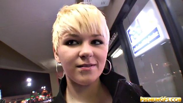 Cock suger blond tenåring går ned