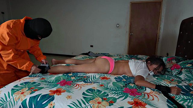 L'équipe Jack lie Alondra pour un jeu de rôle facial bondage