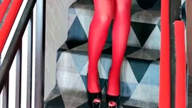 Xiaojun dances with red stockings and exposed bottom