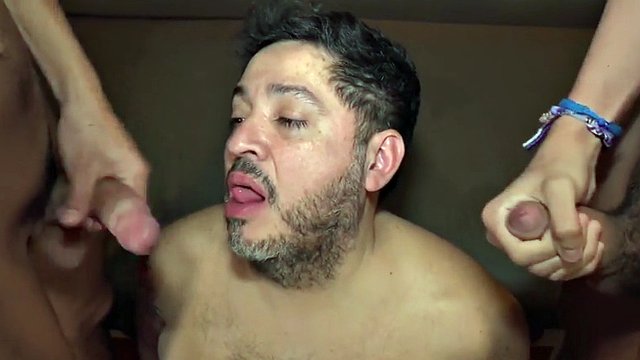 Grasso papà gay scopato in un trio latino da ragazzi dominanti