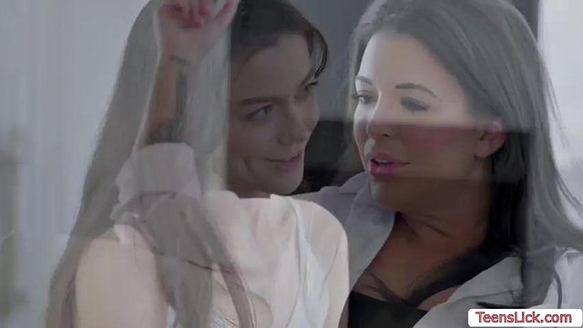 Sesso a forbice con la mia nuova babysitter arrapata