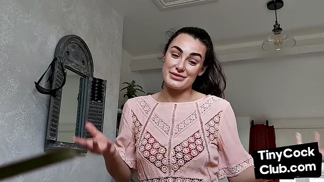 Kobieca dominacja CFNM laska drwi z małego kutasa i drażni go