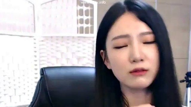 korean beautiful camgirl shows her ass
