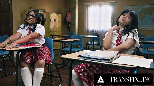 TRANSFIXED - Dos estudiantes traviesos detenidos son bien castigados por su caliente profesora trans TS Foxxy: porno