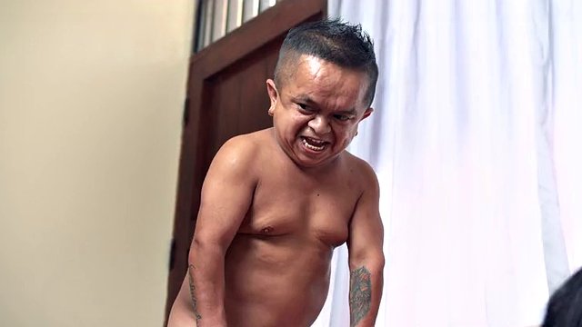 Jorgito guayaco to mały, ale niebezpieczny skurwiel MILF z dużymi cyckami i dużym tyłkiem
