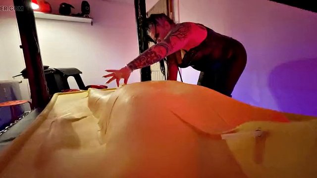 Uomo con sacchetto di plastica