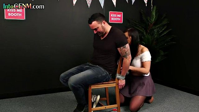 Spermadurstiges CFNM-Babe gibt einem Typen einen Deepthroat