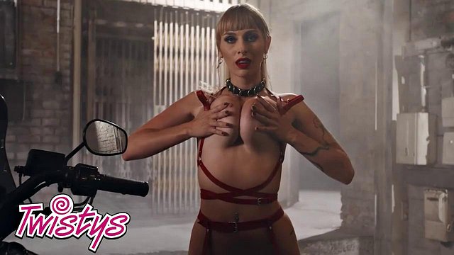 Naughty Angel Youngs는 매혹적인 가죽 트워킹과 도발적인 솔로 클라이맥스로 열정을 점화합니다.