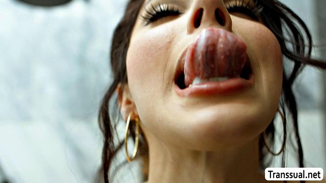 Matrigna hentai arrapata sorpresa nuda a succhiare il cazzo dell'autista