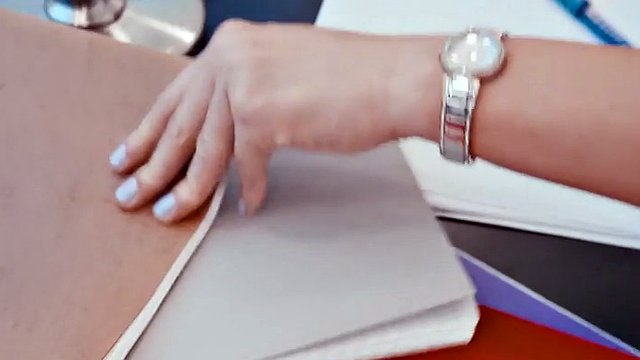 Il capo lesbo maturo si masturba e sditalina la sua assistente