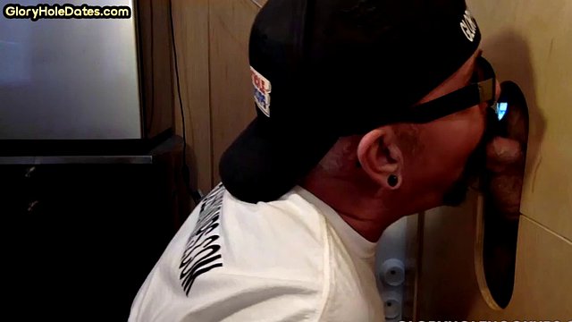 Amateur Gloryhole MILF Opens Her Mouth for Blowjob